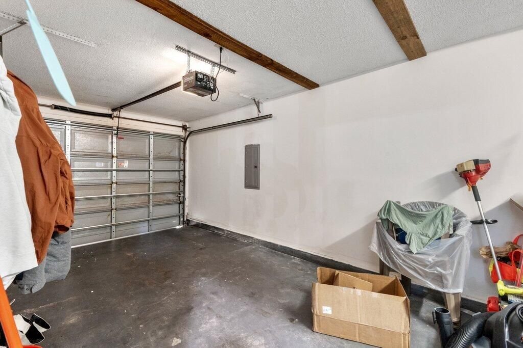 合同活跃: $484,999 (3 贝兹, 2 浴室, 1316 平方英尺)