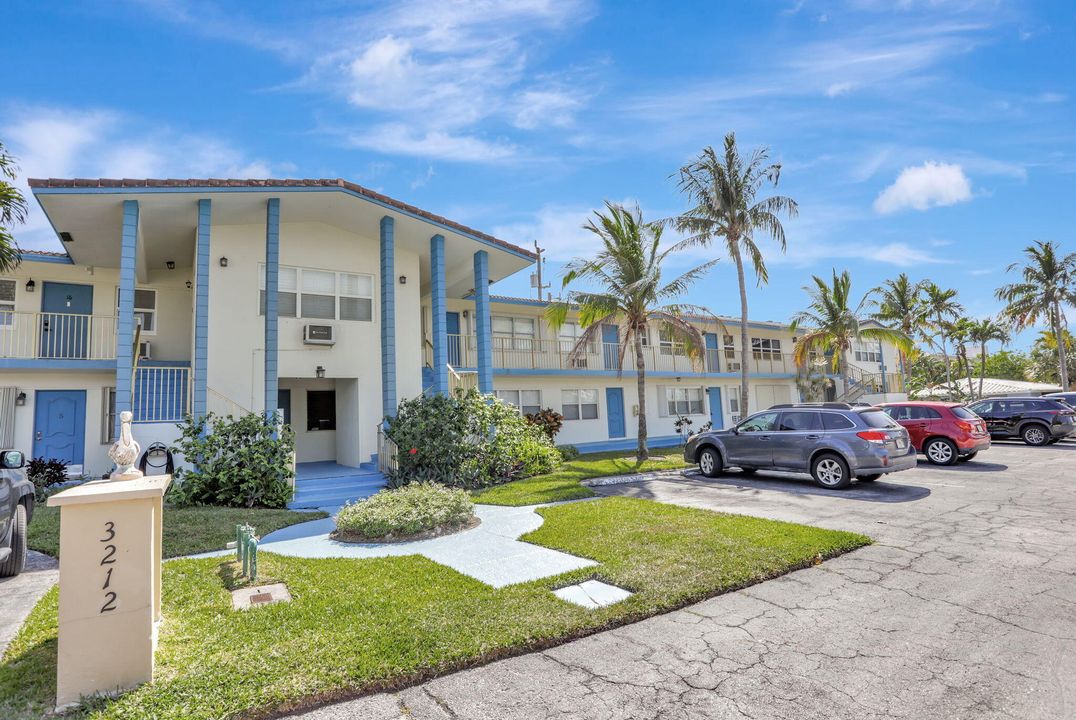 Active With Contract: $199,900 (2 beds, 2 baths, 1150 Square Feet)