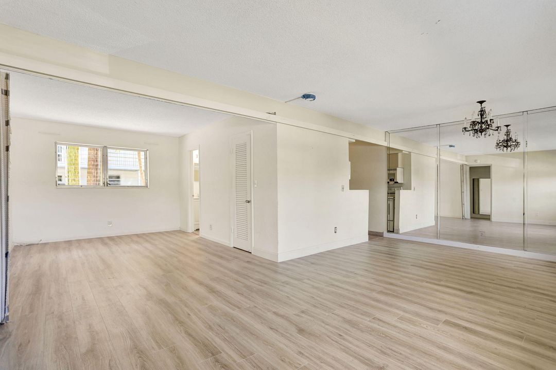 Active With Contract: $199,900 (2 beds, 2 baths, 1150 Square Feet)