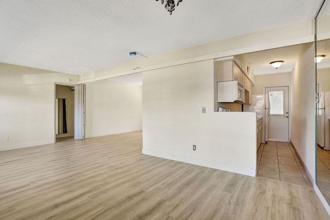 Active With Contract: $199,900 (2 beds, 2 baths, 1150 Square Feet)