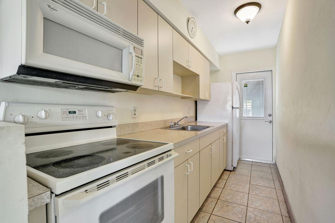 Active With Contract: $199,900 (2 beds, 2 baths, 1150 Square Feet)