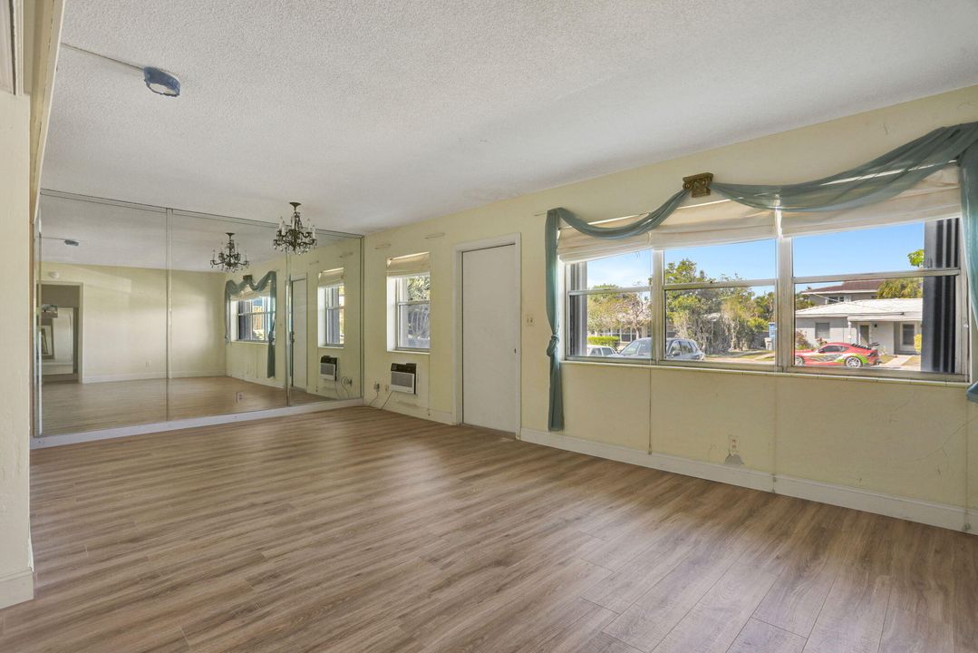 Active With Contract: $199,900 (2 beds, 2 baths, 1150 Square Feet)