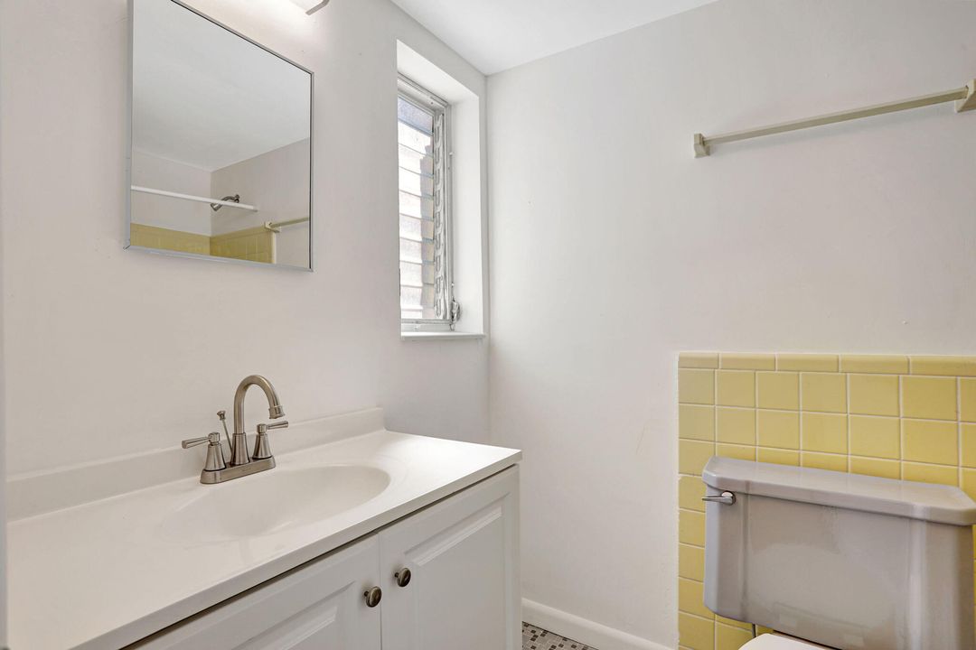 Active With Contract: $199,900 (2 beds, 2 baths, 1150 Square Feet)