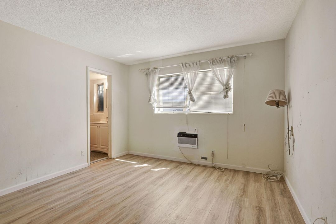 Active With Contract: $199,900 (2 beds, 2 baths, 1150 Square Feet)