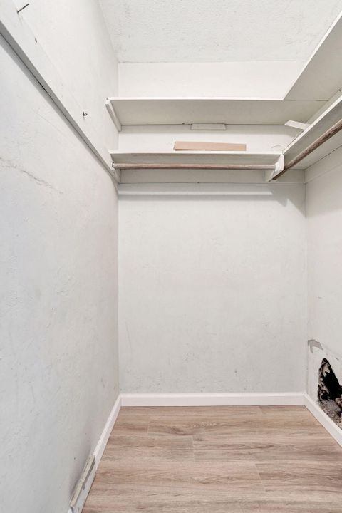 Active With Contract: $199,900 (2 beds, 2 baths, 1150 Square Feet)