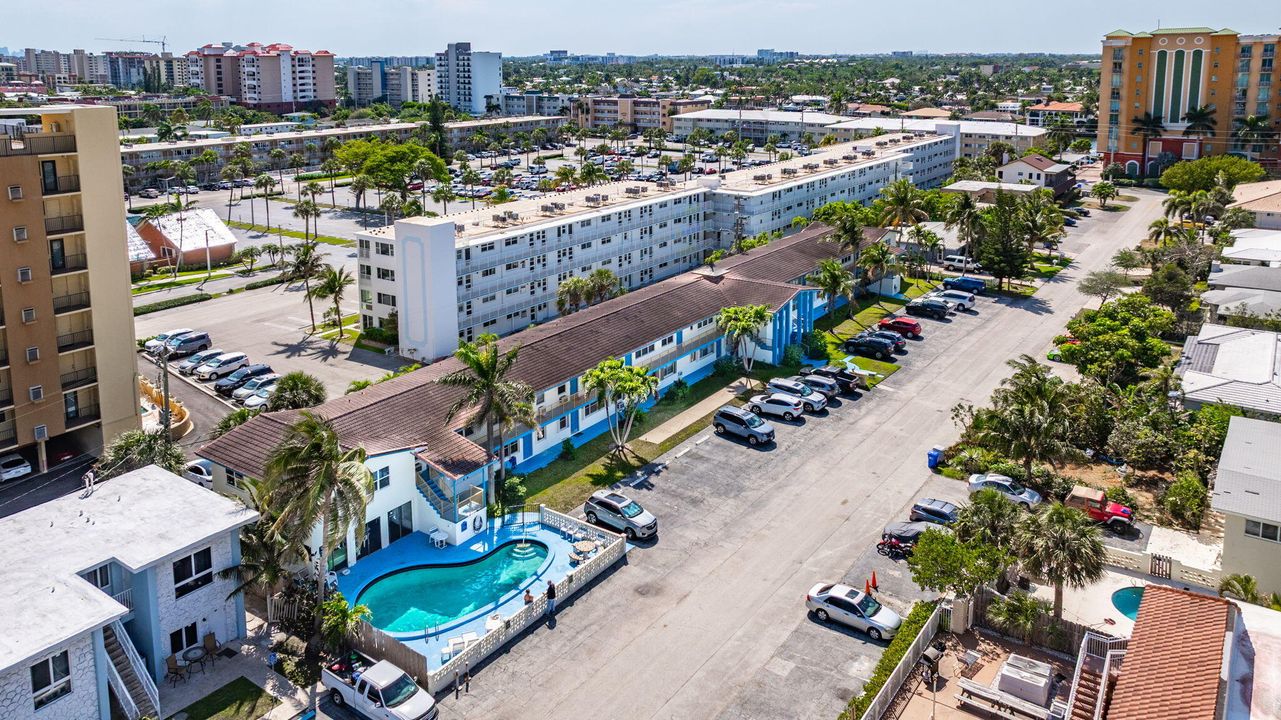 Active With Contract: $199,900 (2 beds, 2 baths, 1150 Square Feet)