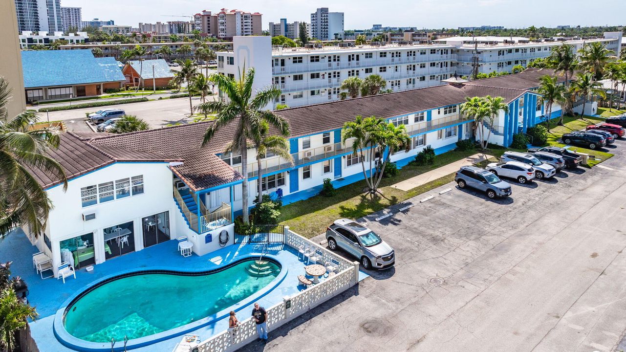 Active With Contract: $199,900 (2 beds, 2 baths, 1150 Square Feet)