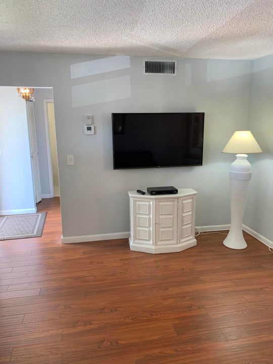 出租: $2,200 (1 贝兹, 1 浴室, 950 平方英尺)