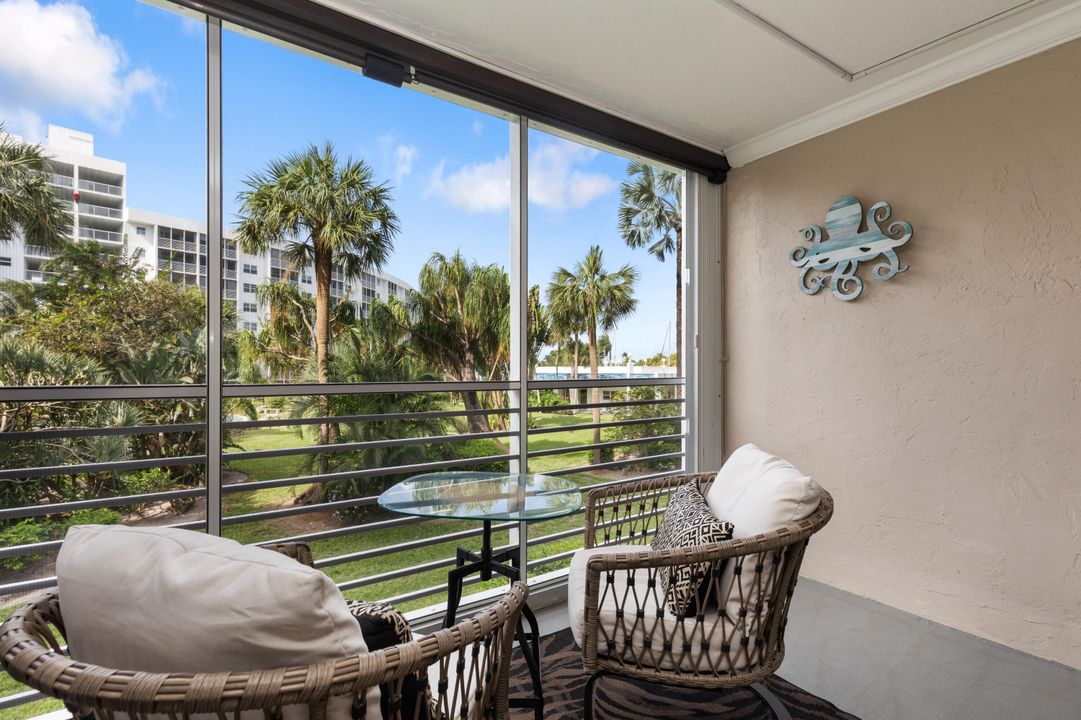 На продажу: $259,999 (2 спален, 2 ванн, 980 Квадратных фут)