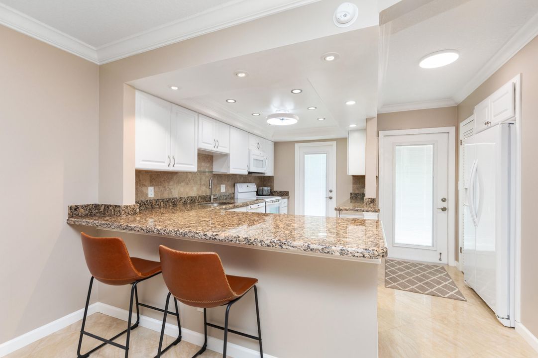 На продажу: $259,999 (2 спален, 2 ванн, 980 Квадратных фут)