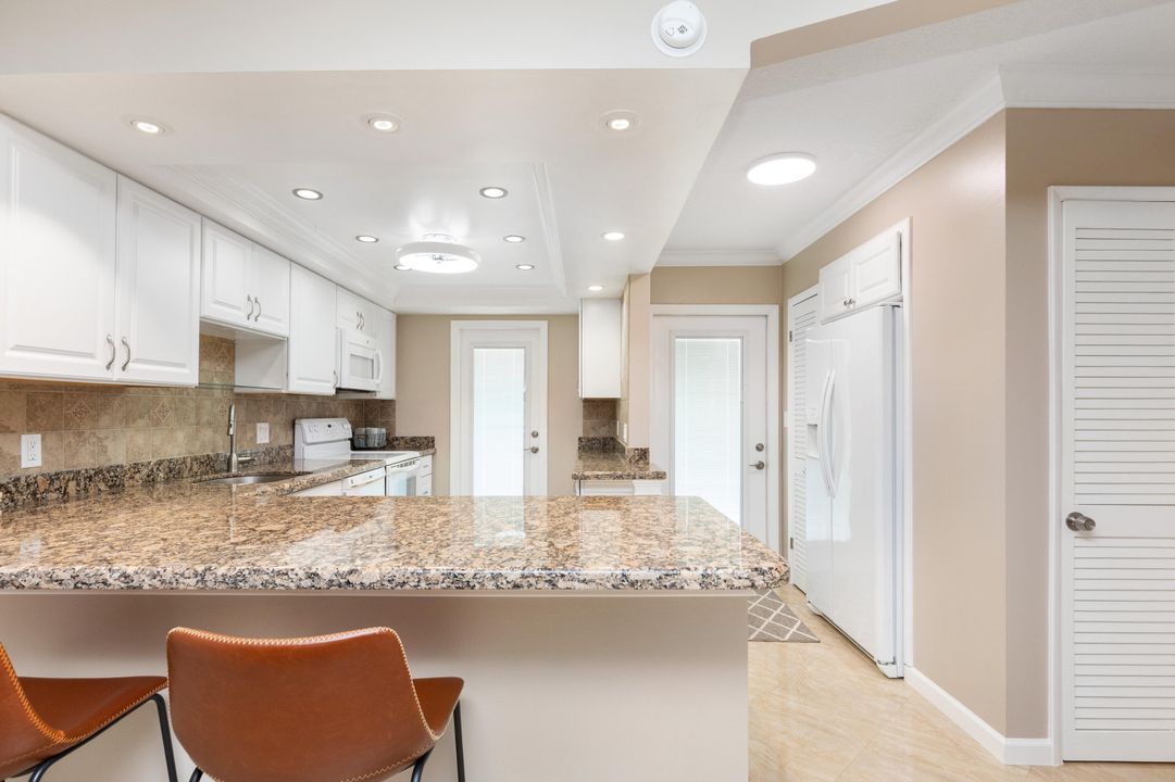 На продажу: $259,999 (2 спален, 2 ванн, 980 Квадратных фут)