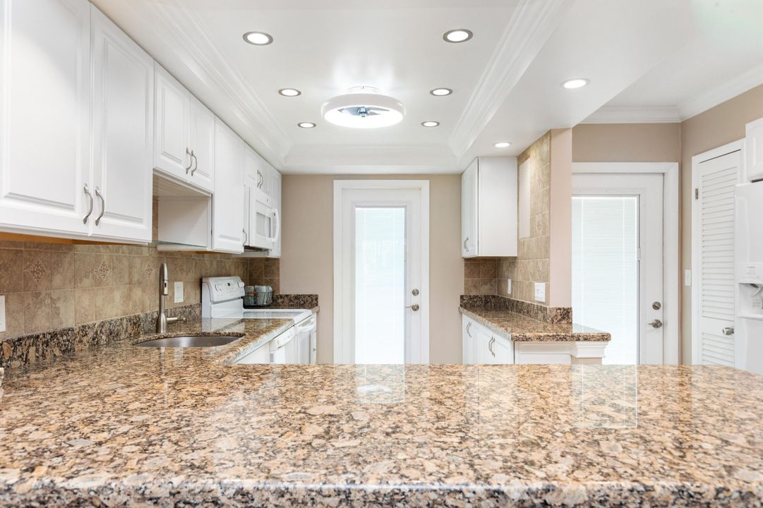 На продажу: $259,999 (2 спален, 2 ванн, 980 Квадратных фут)