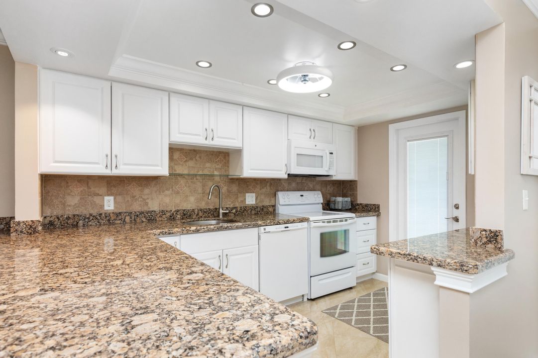 На продажу: $259,999 (2 спален, 2 ванн, 980 Квадратных фут)