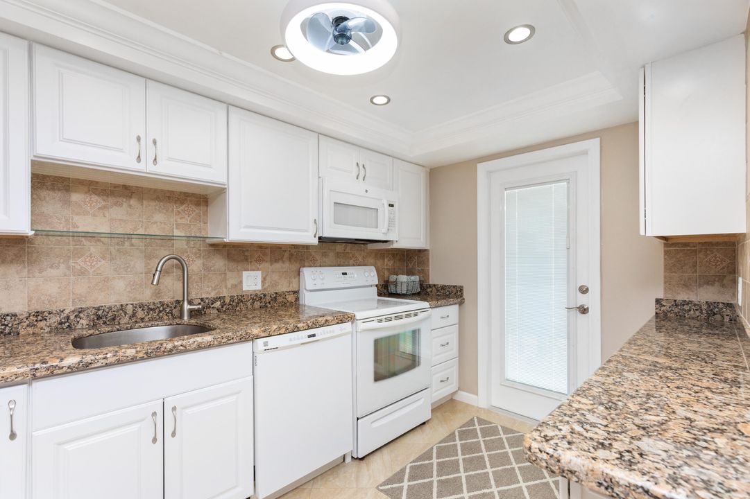 На продажу: $259,999 (2 спален, 2 ванн, 980 Квадратных фут)