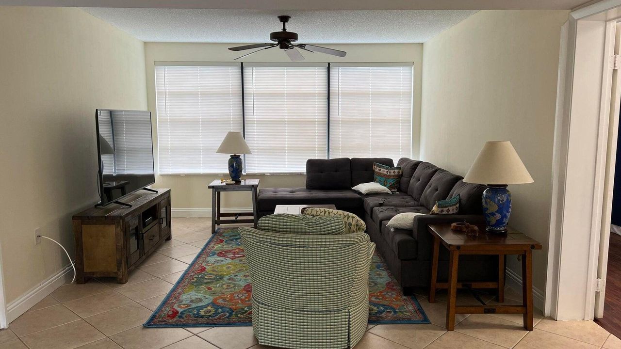 For Rent: $2,500 (2 beds, 2 baths, 1385 Square Feet)