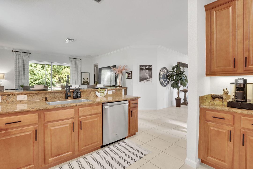 En Venta: $675,000 (4 camas, 2 baños, 2425 Pies cuadrados)