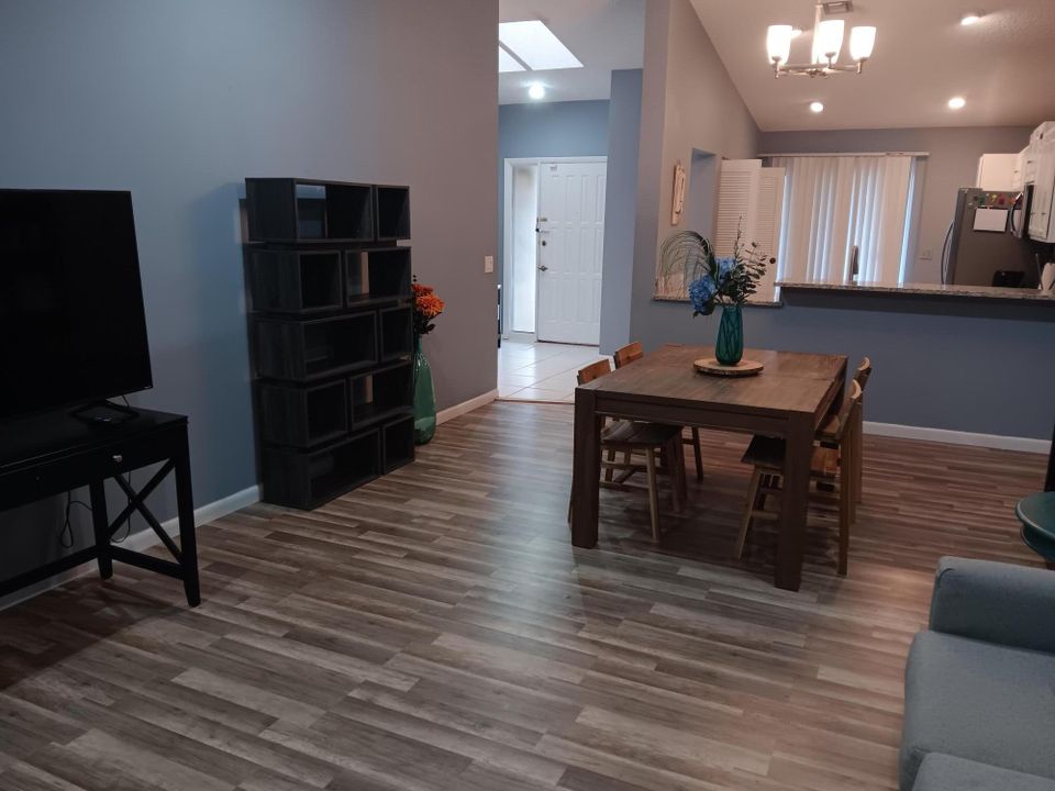 Под контрактом: $2,500 (3 спален, 2 ванн, 1300 Квадратных фут)