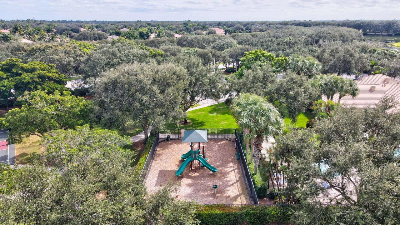 En Venta: $675,000 (4 camas, 2 baños, 2425 Pies cuadrados)