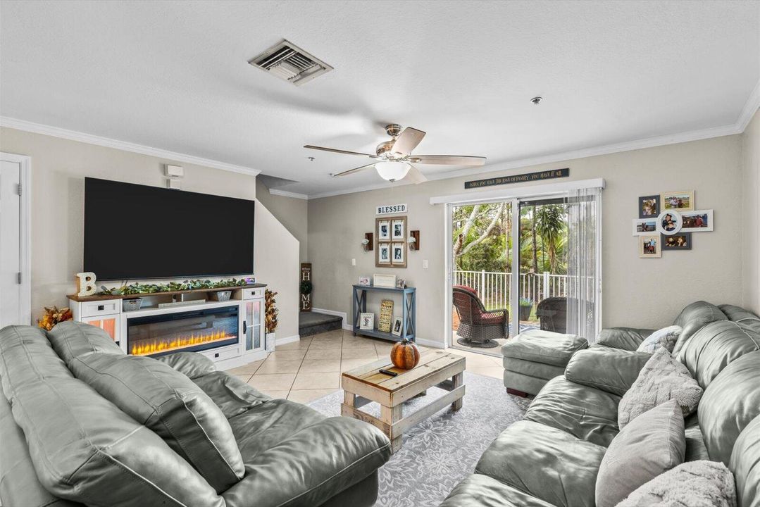 На продажу: $332,500 (3 спален, 2 ванн, 1492 Квадратных фут)