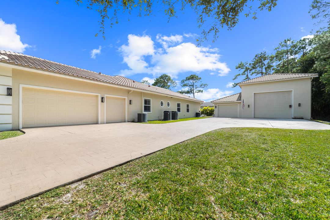 Под контрактом: $1,350,000 (5 спален, 6 ванн, 4095 Квадратных фут)