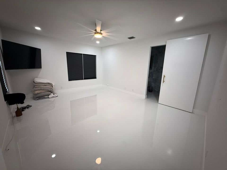 Под контрактом: $6,900 (3 спален, 3 ванн, 2123 Квадратных фут)