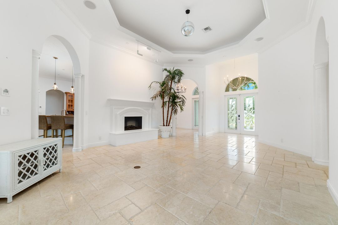 Под контрактом: $1,350,000 (5 спален, 6 ванн, 4095 Квадратных фут)