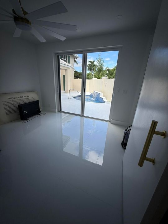 Под контрактом: $6,900 (3 спален, 3 ванн, 2123 Квадратных фут)