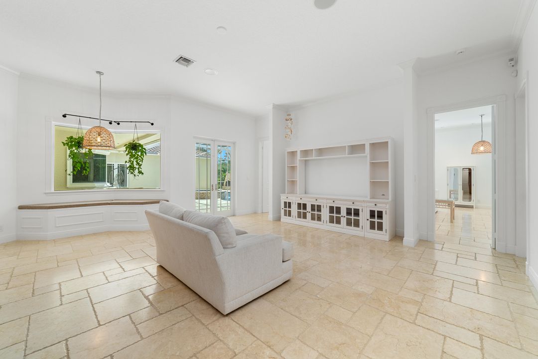 Под контрактом: $1,350,000 (5 спален, 6 ванн, 4095 Квадратных фут)