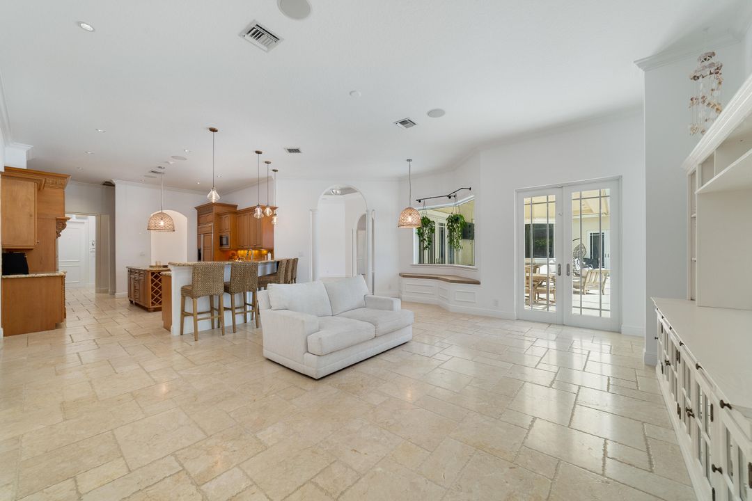 Под контрактом: $1,350,000 (5 спален, 6 ванн, 4095 Квадратных фут)