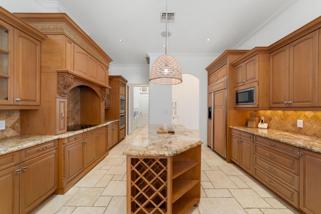 Под контрактом: $1,350,000 (5 спален, 6 ванн, 4095 Квадратных фут)