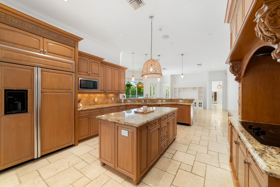 Под контрактом: $1,350,000 (5 спален, 6 ванн, 4095 Квадратных фут)