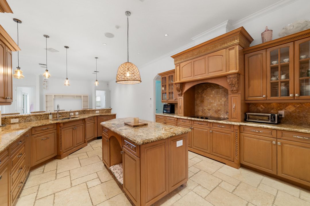 Под контрактом: $1,350,000 (5 спален, 6 ванн, 4095 Квадратных фут)