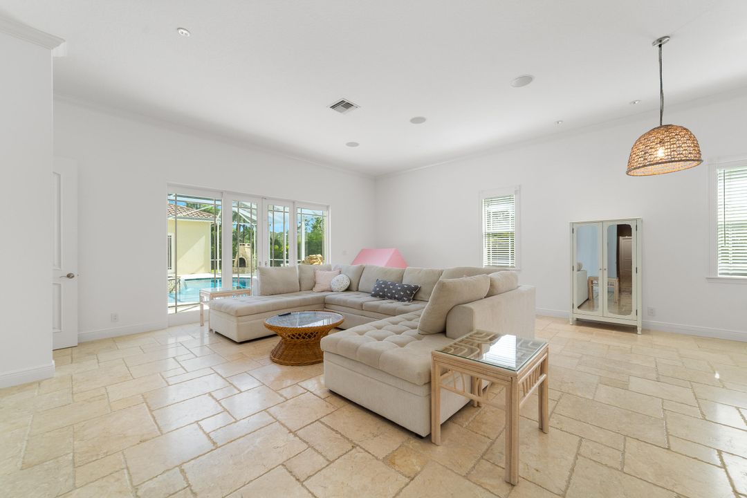 Под контрактом: $1,350,000 (5 спален, 6 ванн, 4095 Квадратных фут)