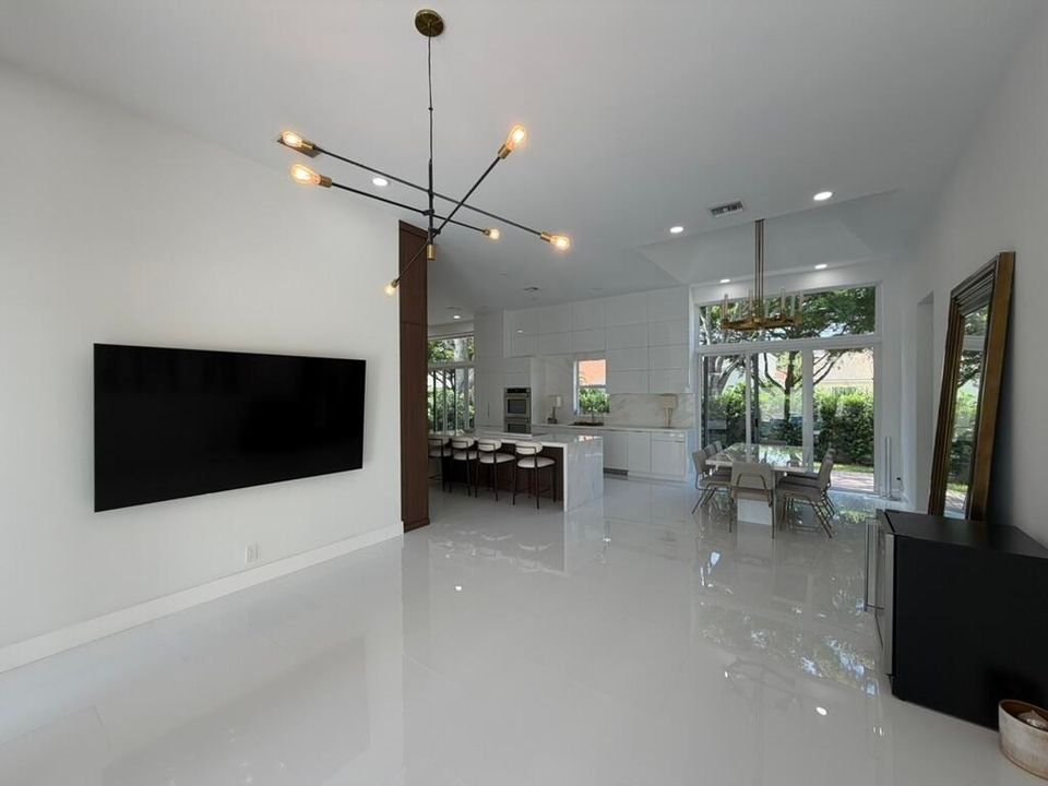 Под контрактом: $6,900 (3 спален, 3 ванн, 2123 Квадратных фут)