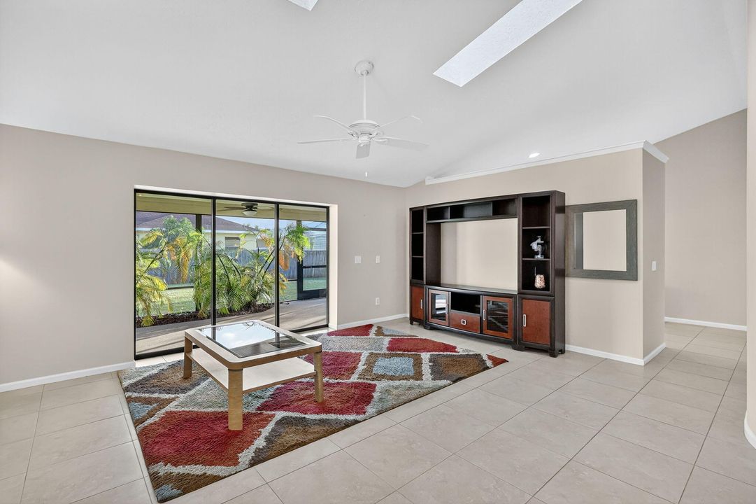 Под контрактом: $400,000 (3 спален, 2 ванн, 1724 Квадратных фут)