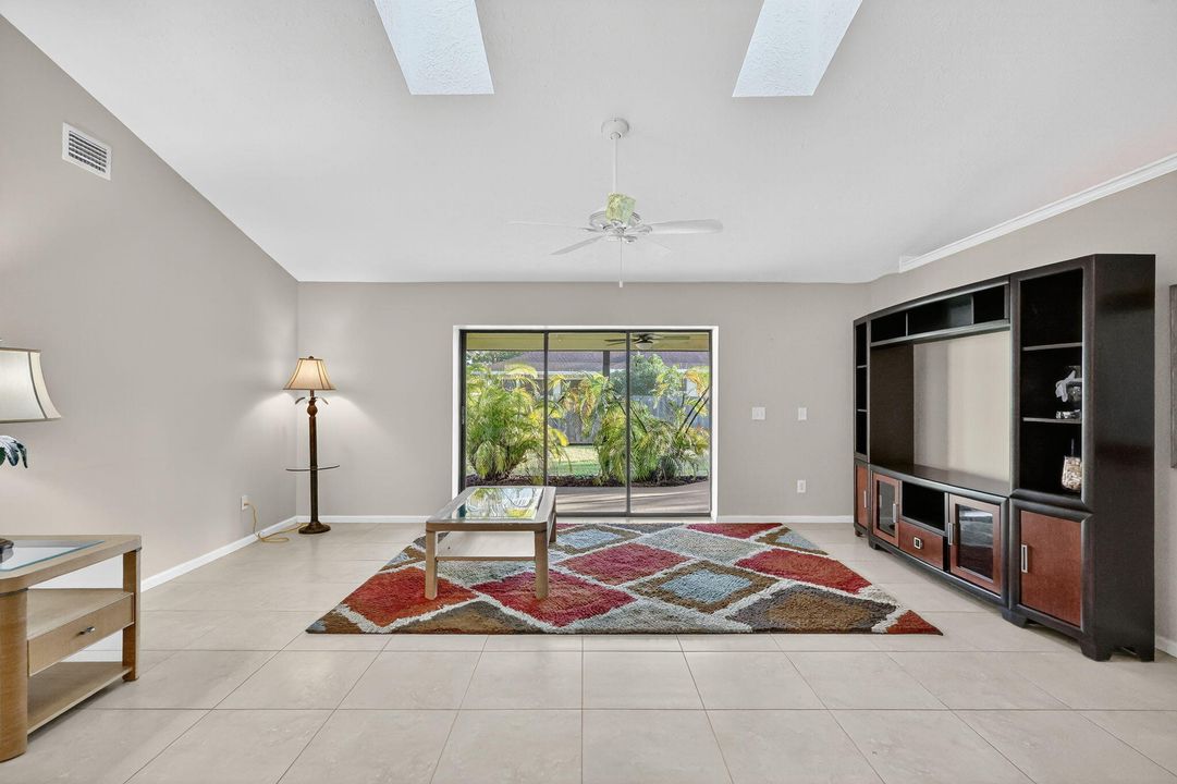 Под контрактом: $400,000 (3 спален, 2 ванн, 1724 Квадратных фут)