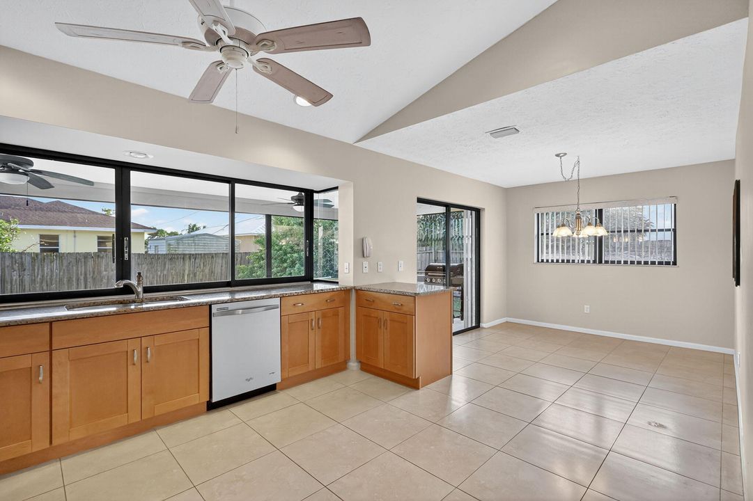 Под контрактом: $400,000 (3 спален, 2 ванн, 1724 Квадратных фут)