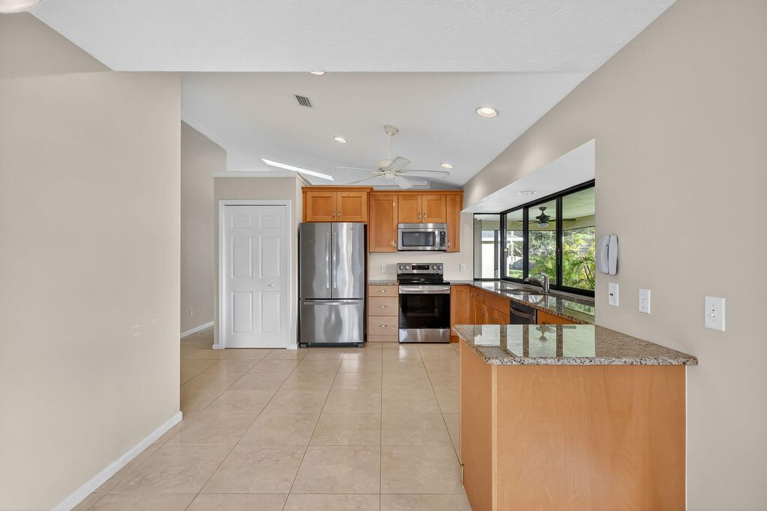 Под контрактом: $400,000 (3 спален, 2 ванн, 1724 Квадратных фут)