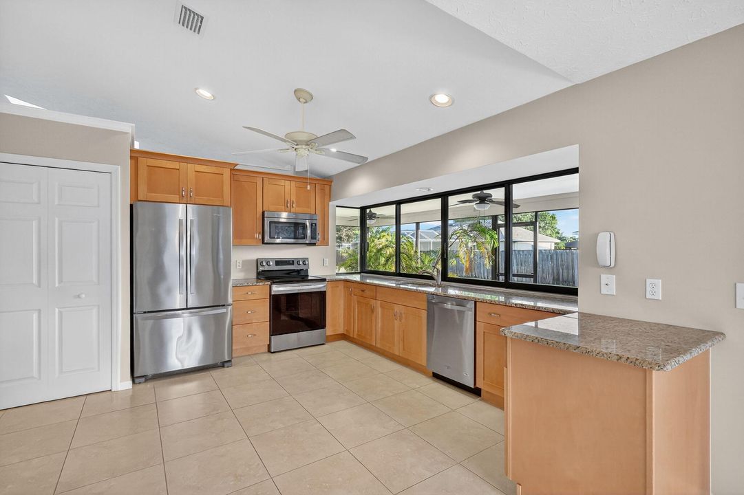 Под контрактом: $400,000 (3 спален, 2 ванн, 1724 Квадратных фут)