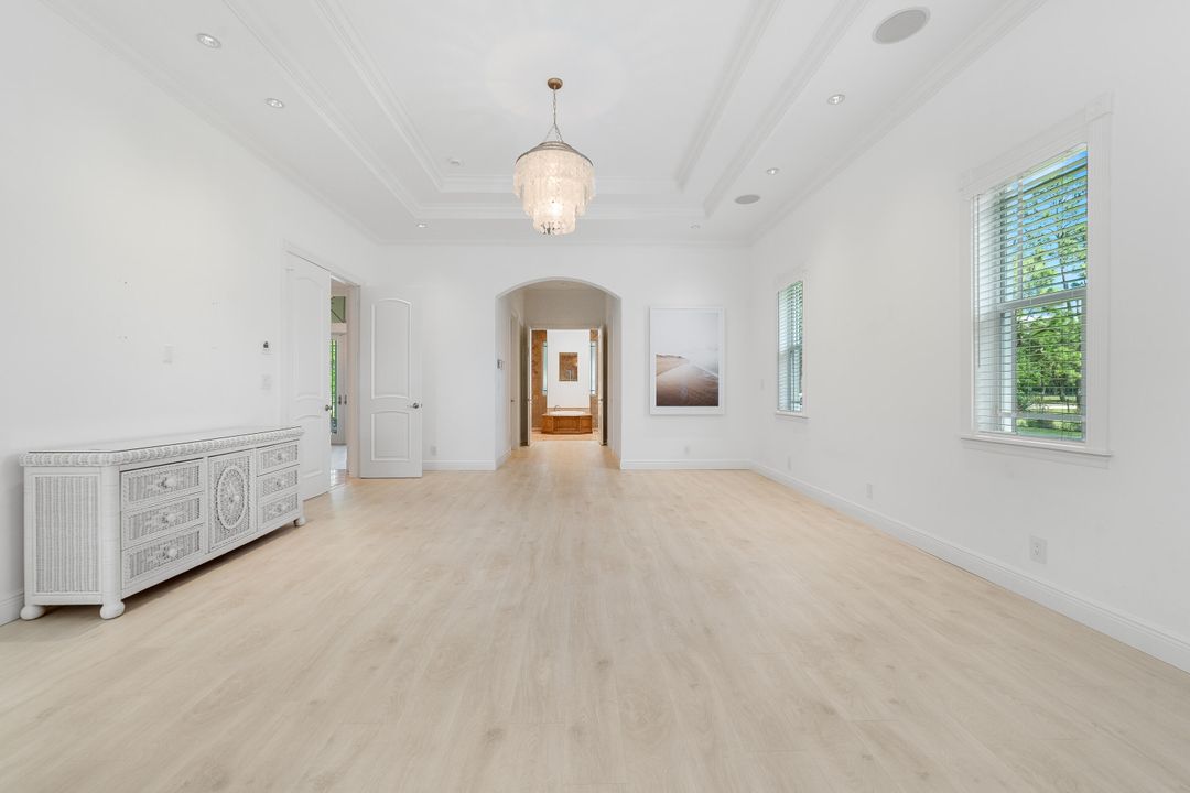 Под контрактом: $1,350,000 (5 спален, 6 ванн, 4095 Квадратных фут)