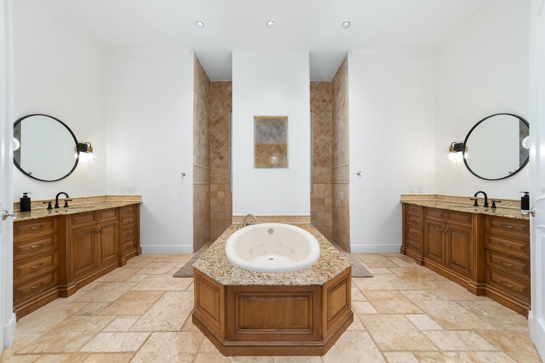 Под контрактом: $1,350,000 (5 спален, 6 ванн, 4095 Квадратных фут)