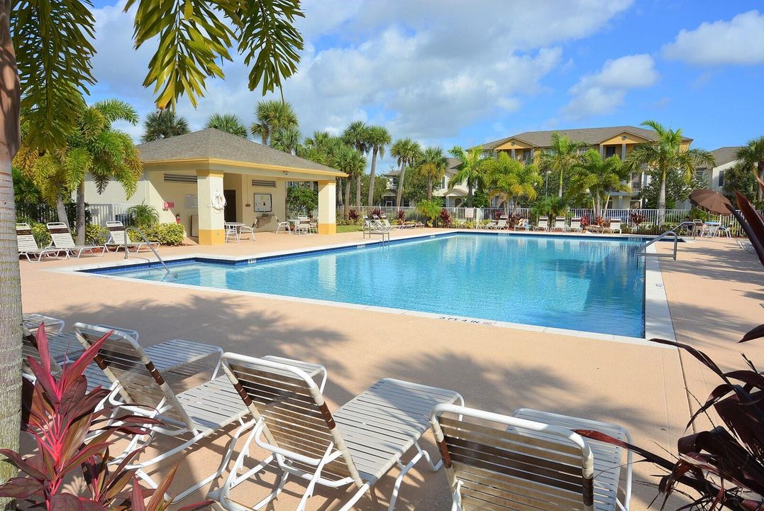 合同活跃: $329,000 (3 贝兹, 2 浴室, 1481 平方英尺)