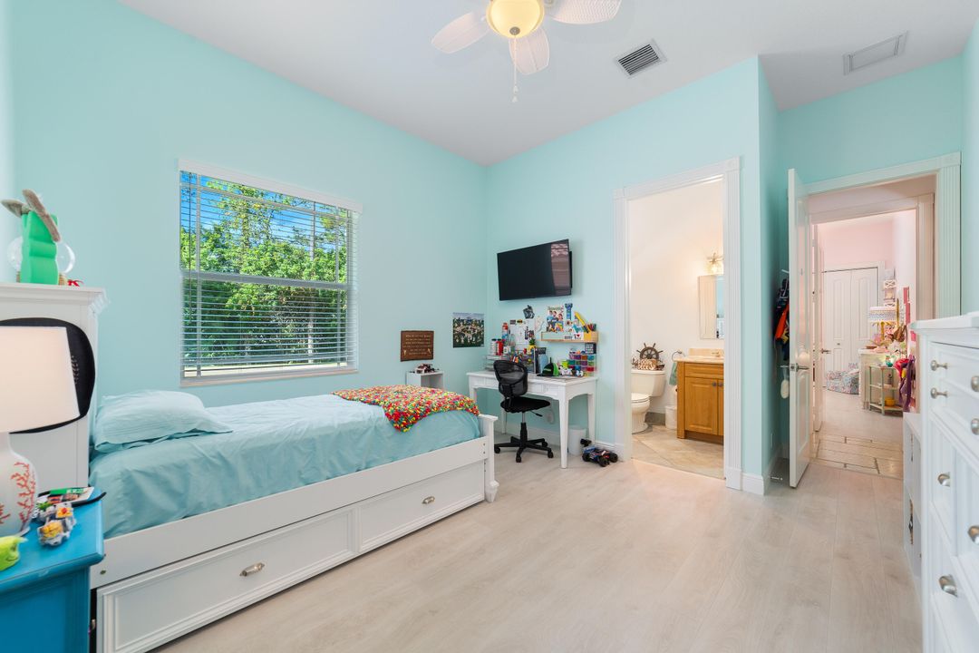 Под контрактом: $1,350,000 (5 спален, 6 ванн, 4095 Квадратных фут)