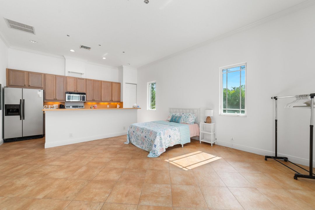 Под контрактом: $1,350,000 (5 спален, 6 ванн, 4095 Квадратных фут)