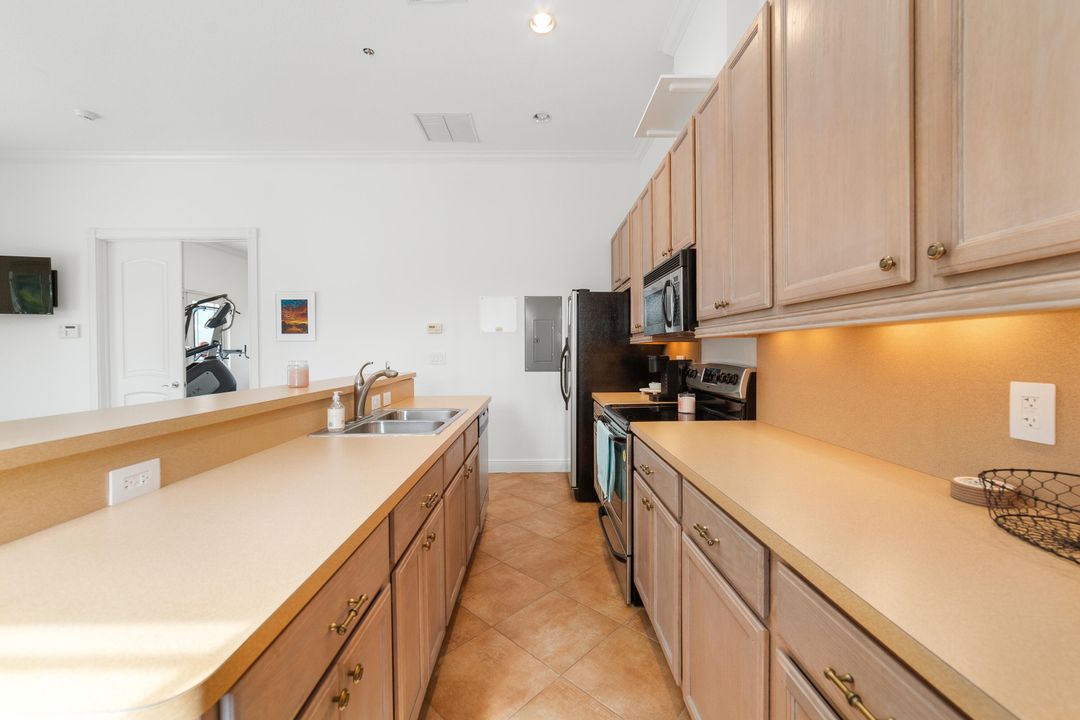 Под контрактом: $1,350,000 (5 спален, 6 ванн, 4095 Квадратных фут)