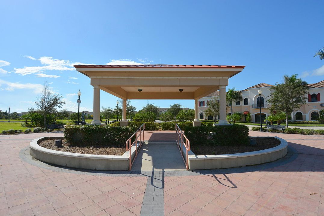 合同活跃: $329,000 (3 贝兹, 2 浴室, 1481 平方英尺)