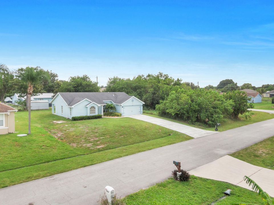 Под контрактом: $365,000 (3 спален, 2 ванн, 1639 Квадратных фут)