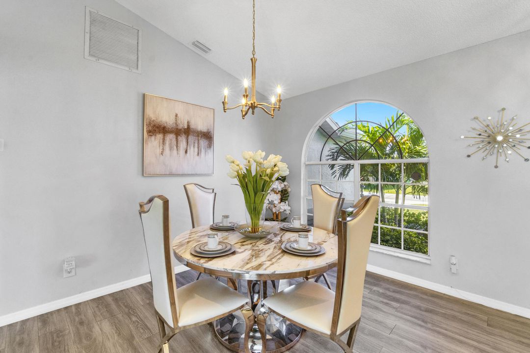 Под контрактом: $365,000 (3 спален, 2 ванн, 1639 Квадратных фут)