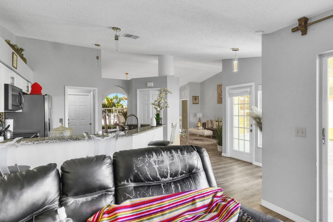 Под контрактом: $365,000 (3 спален, 2 ванн, 1639 Квадратных фут)