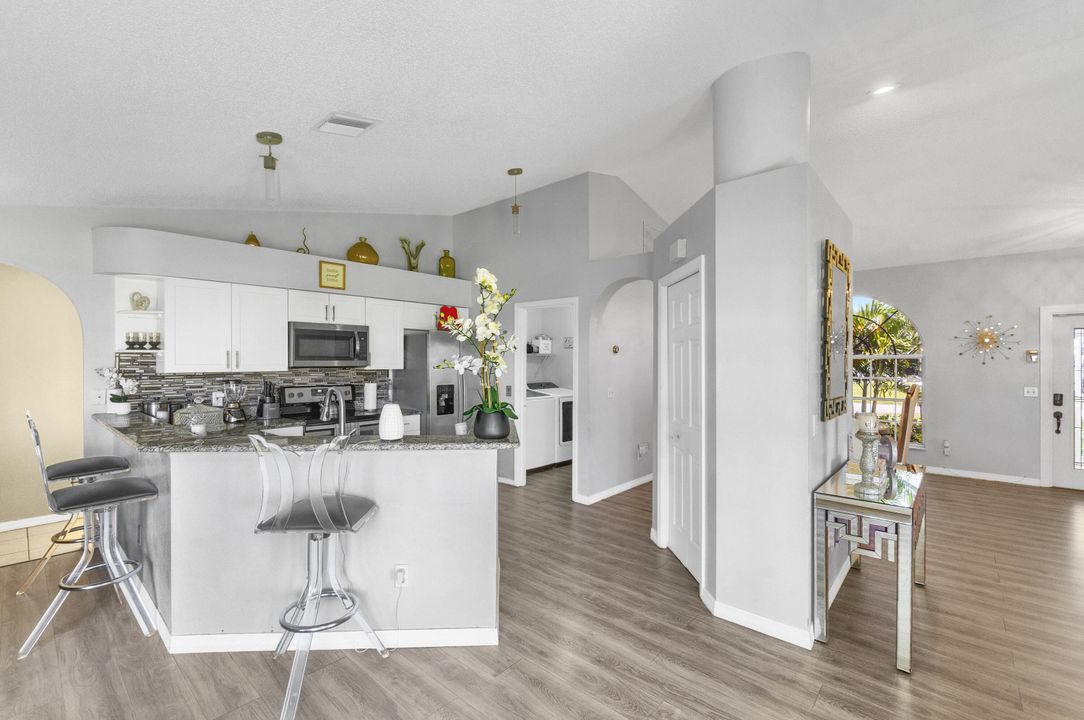 Под контрактом: $365,000 (3 спален, 2 ванн, 1639 Квадратных фут)